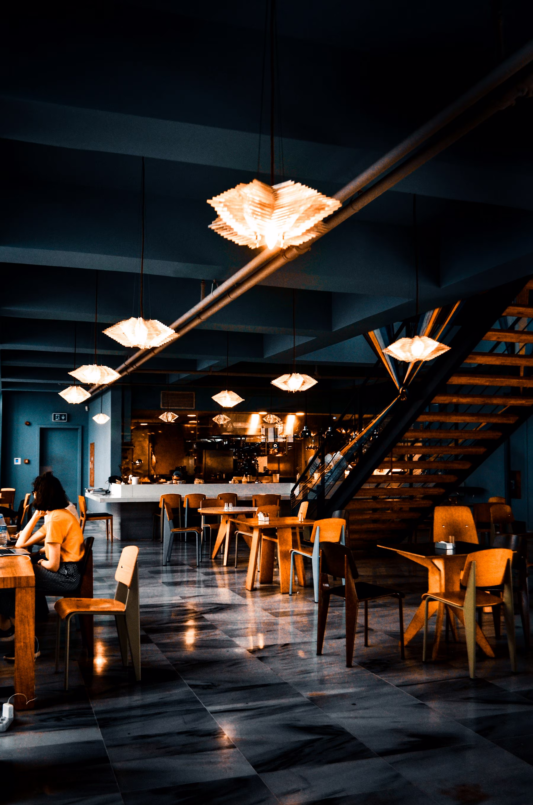 Restauracja w mieście Lublin — kameralne wnętrze przygotowane na wieczorną kolację — widok otwierający